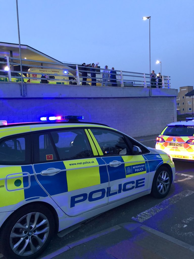 Officers from the North West BCU attended Northwick Park Hospital this evening at 8pm to show their appreciation to NHS staff! #ClapForOurCarers 
#NHSHeros #NHS #NorthwickParkHospital #MetropolitanPolice <a href="/MetTaskforce/">Met Police Taskforce</a> <a href="/NHSuk/">NHS</a> <a href="/NHSEnglandLDN/">NHS London</a>