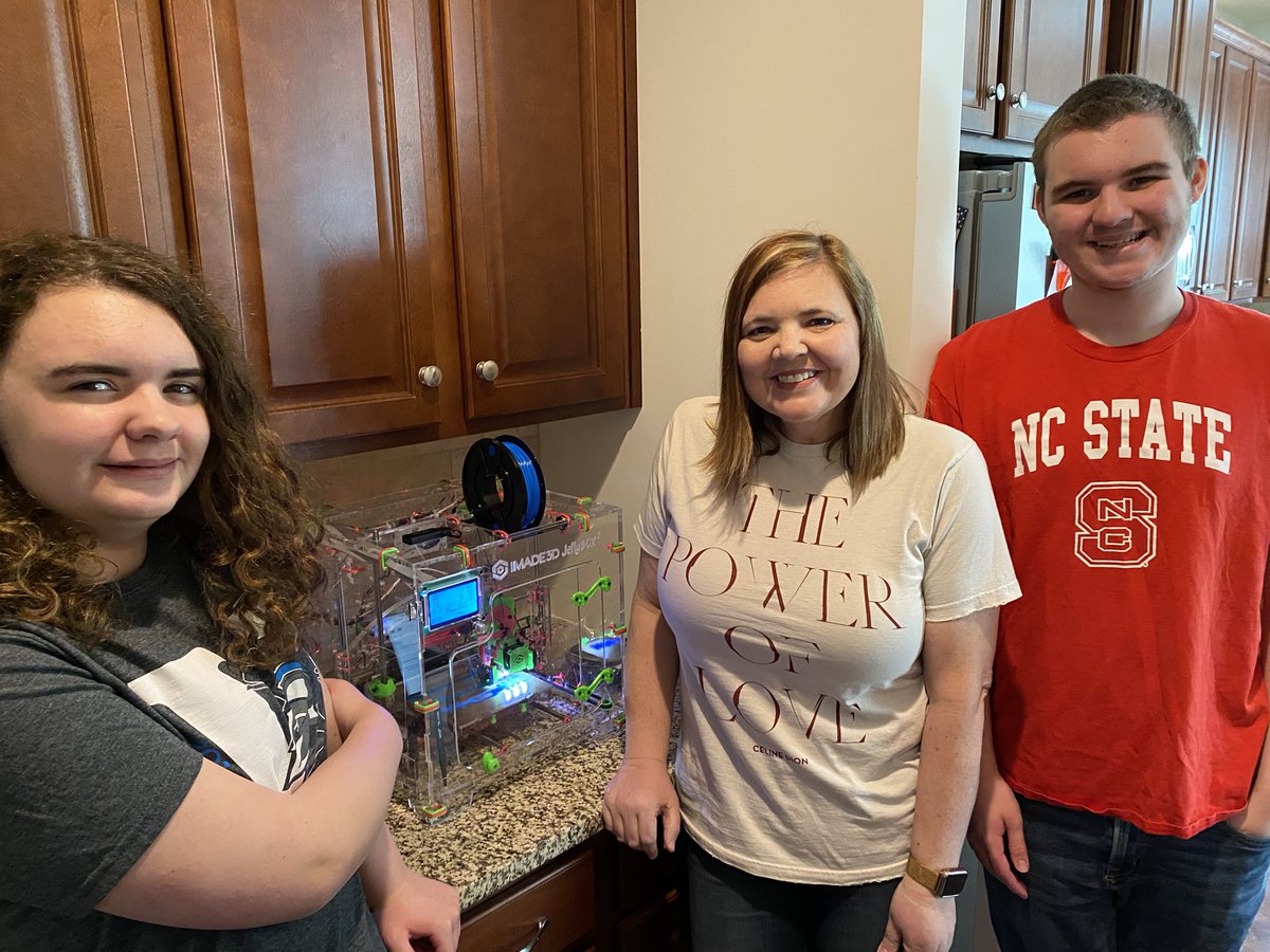 jenfgosnell's tweet photo. Picked up my printer this afternoon to print hospital mask clips. My kids loaded print codes and helped me get it from my school today. Yay 3D printing! #gcsk12 #gcsp23 @jmammano @Goodson https://t.co/LEpPsiyFyl