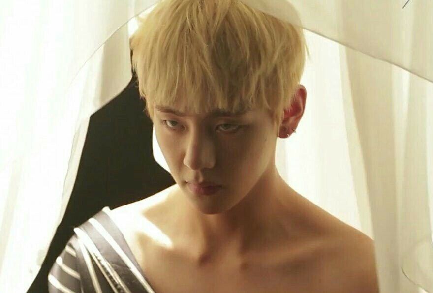 Now some low quality pictures of taehyung& #39;s high quality collarbone ~