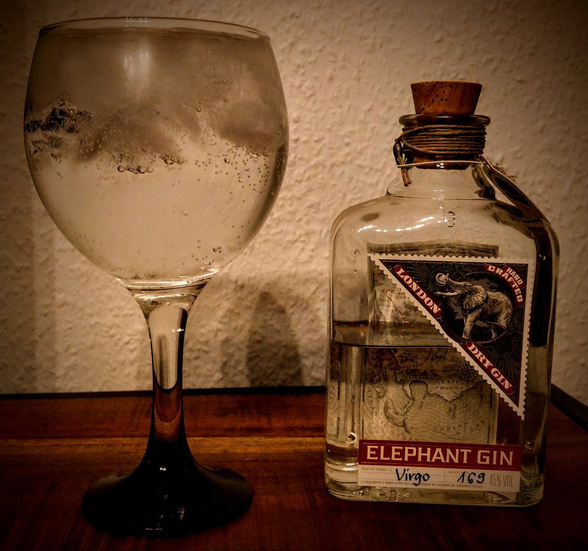 Heute ist US-amerikanischer National Gin &amp; Tonic Day!

Da gibt es mal einen Gin den ich schon lange in meiner Sammlung habe.

Prost!

#gibdeinemlebeneinengin
#ginfluencer
#elephantgin