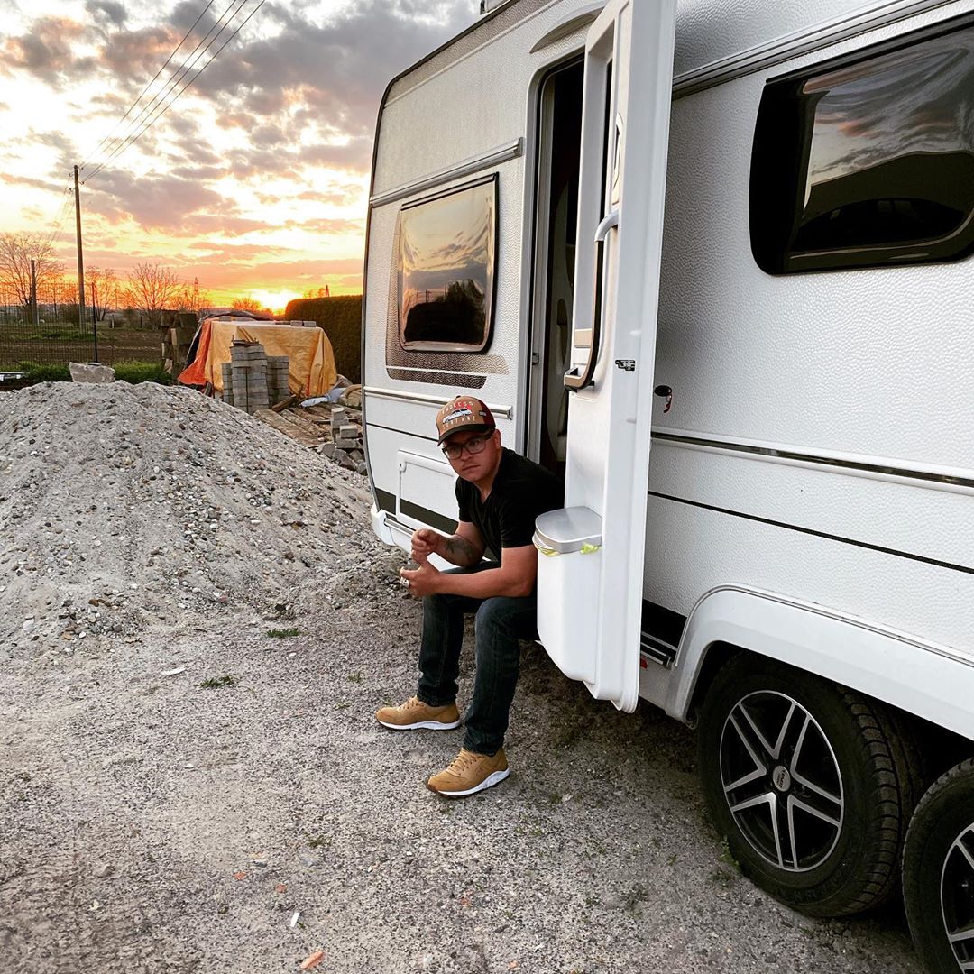 thnews89's tweet photo. Gustav Instagram:
Missing camping with my @fendtcaravan . What are your plans for the summer? Right now we all have to #stayathome. #fendtcaravan #fendttastisch #glamping #missingcamping
#tokiohotel #gustavschafer https://t.co/qj2XEnxlC8