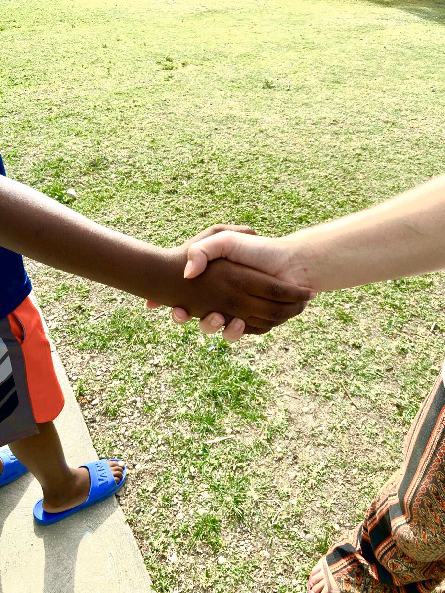 NationsHelp's tweet photo. Juntos venceremos os desafios e momentos difíceis que nos são apresentados na caminhada. 

Em tempos de crise, não há nada melhor que poder sentir o acolher de pessoas que nos amam e saber que juntos somos mais fortes. 

.
.
.
#NationsHelp #JuntosSomosMaisFortes https://t.co/QI6TDQO8MY