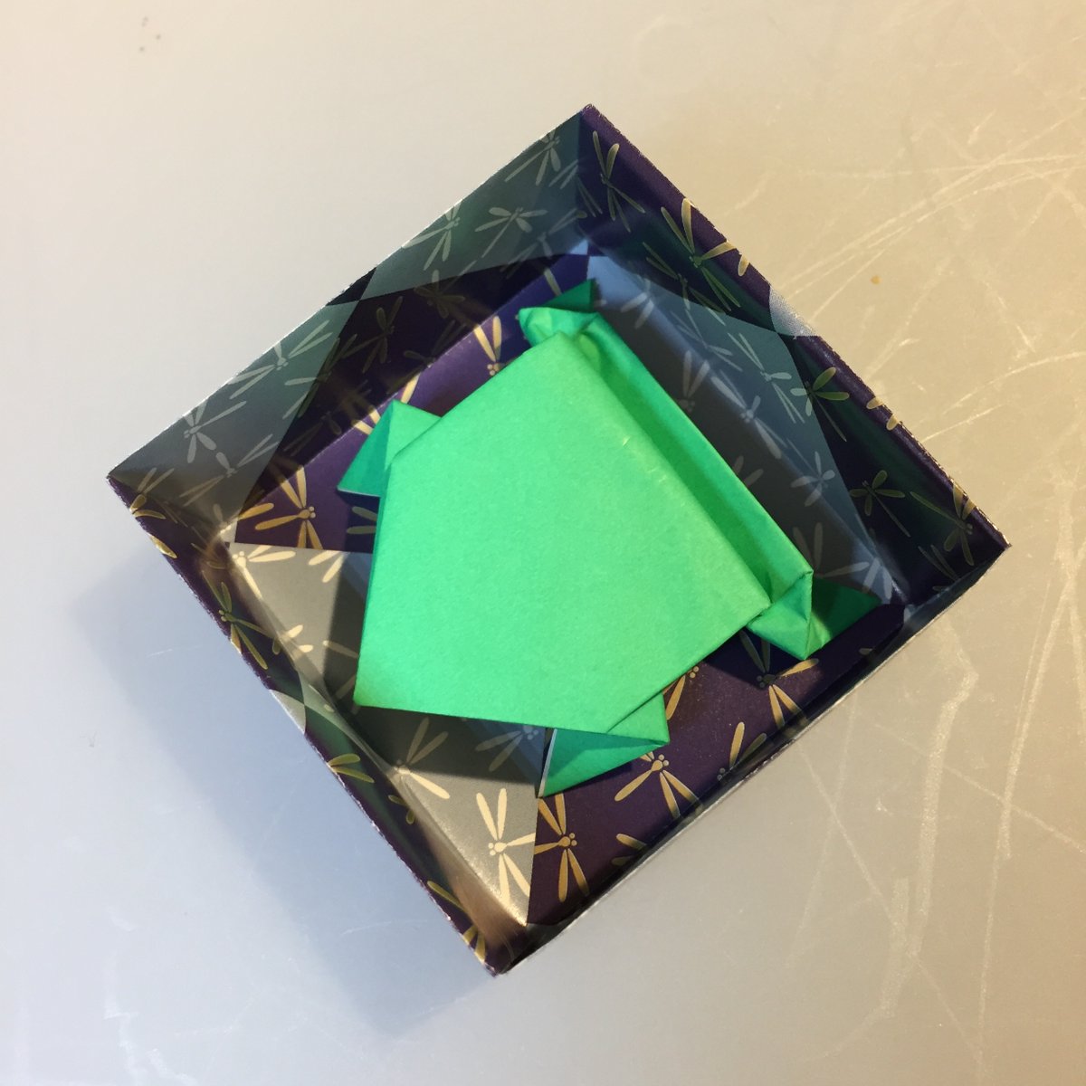 8. If you want to do what Ali did you’ll need to make the box from 15 cm x 15 cm paper and then make the frog from smaller paper. I used 7.5 cm x 7.5 cm kami. But you could make a frog with 15 cm x 15 cm paper and just use any larger container you have.