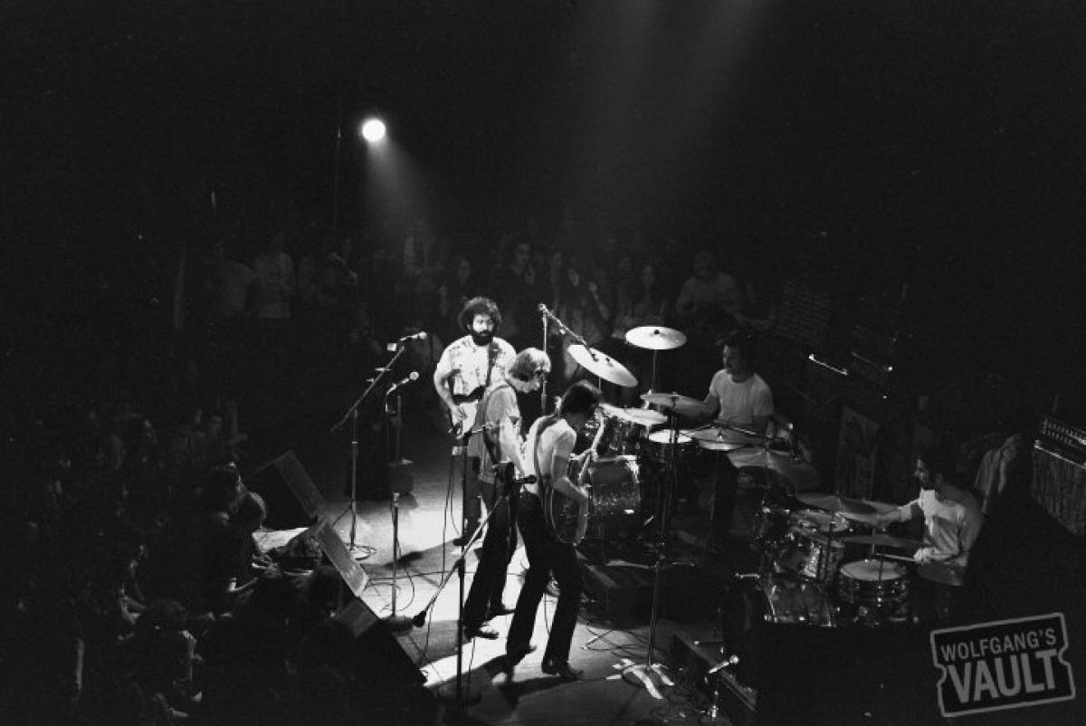 fierce post-DRUMZ jam in GOOD LOVIN’ starts as abstruse bass-heavy start/stopping (& semi-soloing) & turns into slashing conversational peaks with garcia & weir. THAT’S IT FOR THE OTHER ONE likewise glistens out from the murky audience tape. [6/8]
