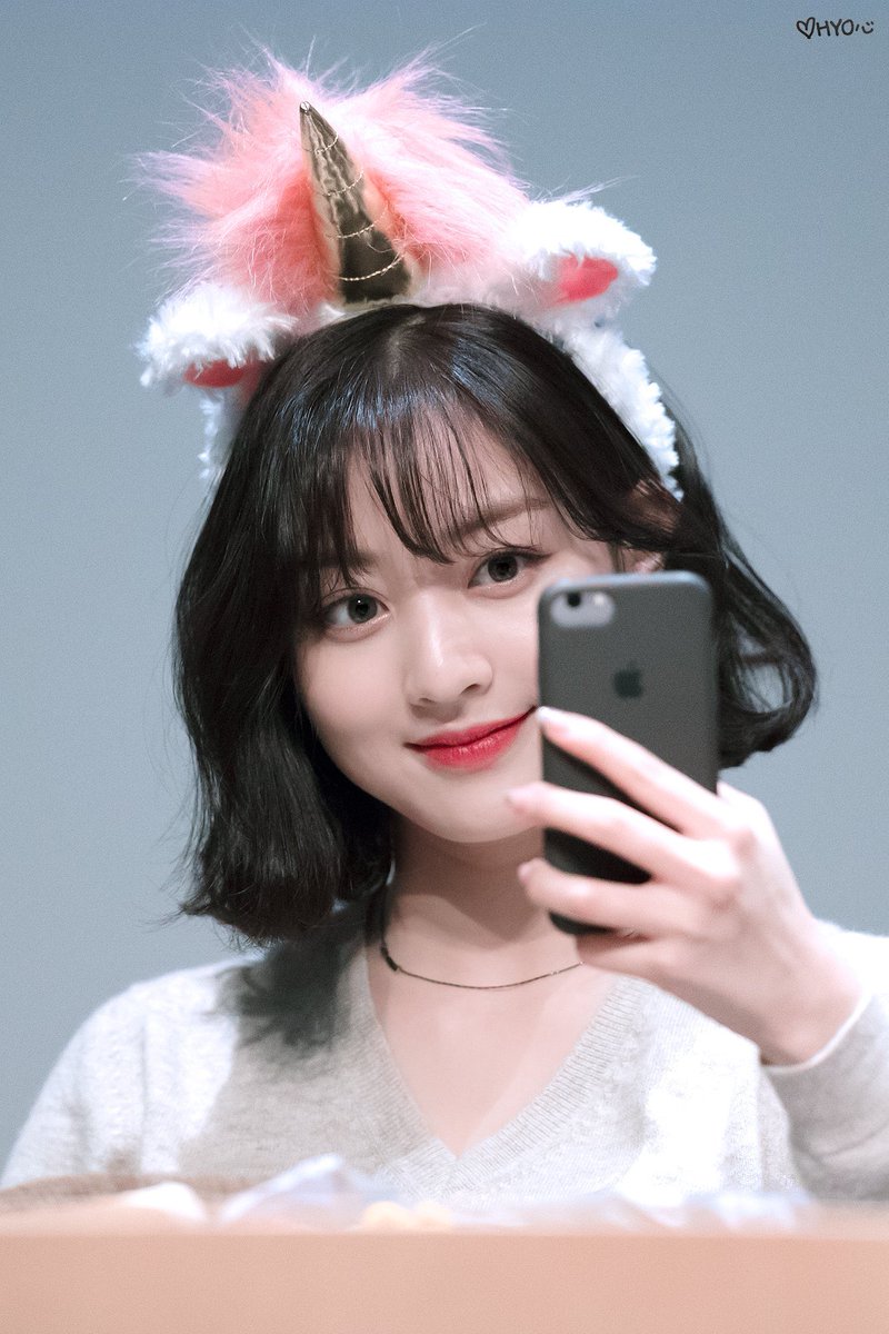 SPCTWISTED's tweet photo. La versión unicornio de nuestra líder (Iseul) ya se encuentra en el #MAZIKEENDEBUT, sacando fotos tanto para nunca olvidar este momento. Le agradecemos a esta talentosa chica por habernos invitado y permitido la oportunidad de telonear. Fighting! #RedMaze https://t.co/JsSYNe4hbX