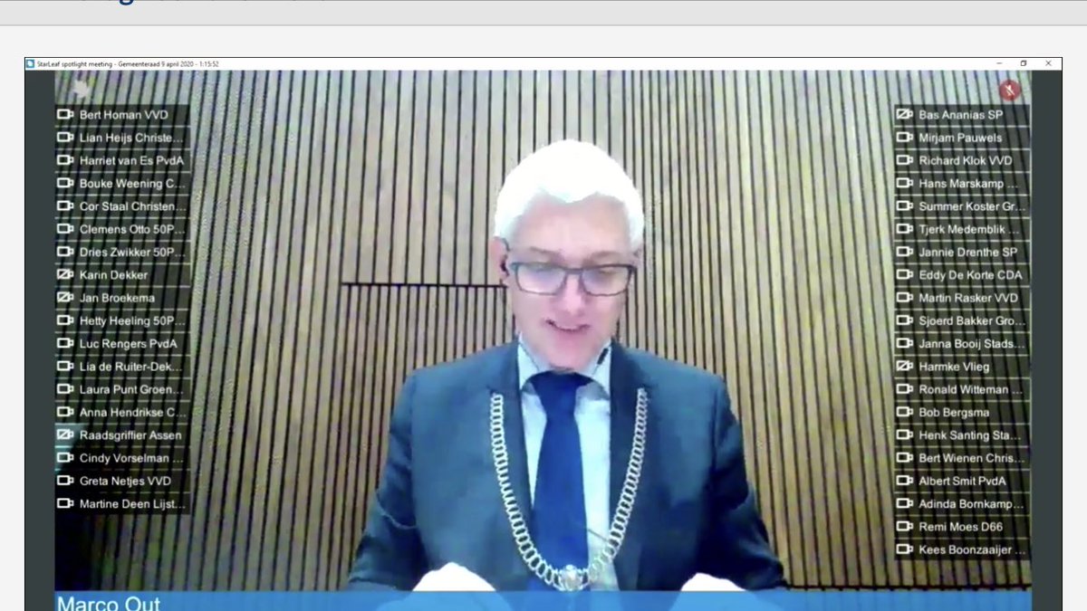 MargrietBenak's tweet photo. Digtaal kijken naar @RaadAssen is wel erg social distance; loeren via scherm naar @MarcoOut e.a. kale beëdiging nieuwe griffier @RaadAssen #johandejonge met geklap en getik op thuistafels van leden @RaadAssen.. Applaus dus... Rare Coronawereld 😱 https://t.co/YZsgVnVbG3