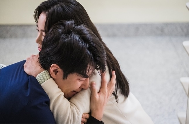 NetizenDrama's tweet photo. #HiByeMama releases new still cuts: #KimTaeHee #LeeKyuHyung https://t.co/rME2blI6fZ