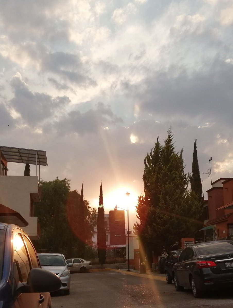 malumaa_9's tweet photo. Bello atardecer 🌇 y más porque fue tomada por mi pequeño 🙋‍♂️

Nice sunset 🌇 and more because it was taken by my little boy 🙋‍♂️
🇲🇽🌎🇺🇲
#CuandoEstoSeAcabe
#coronavirus🦠
#QuedateEnCasa
#StayHome
#StayAtHome
#JuevesSanto
#FelizJueves https://t.co/Y7TV1Ukfj6