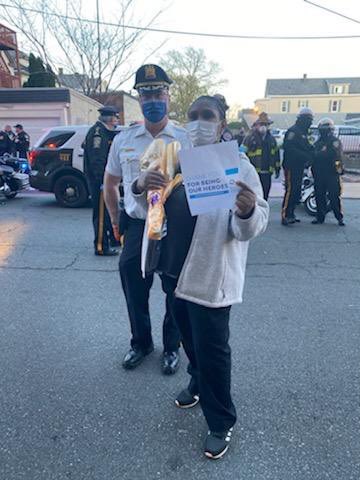 wildadiaz118195's tweet photo. Tonight, in a special show of gratitude, the #PerthAmboy #NJ police and fire department visited the Raritan Medical Center to thank the #healthcareworkers who are treating and protecting our community. God bless #America! 🇺🇸 https://t.co/xooXy875ru