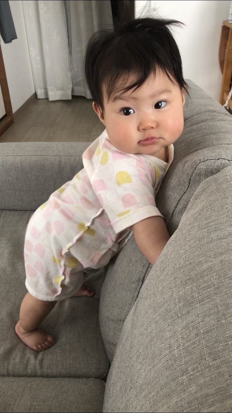 マナト 褒めたり励ましたり まだ7ヶ月なのに ハイハイも出来ないのに つかまり立ちしたり 高ばいしたり 立つ気マンマンの我が娘 成長早すぎかよ 親の心が追いついてねぇよ 生後7ヶ月 赤ちゃんのいる生活 高ばい つかまり立ち T