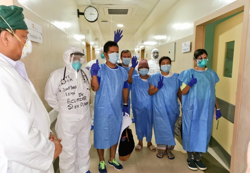 Gobersucumbios's tweet photo. 🙏🏼💪🏼🇪🇨 | 5 Pacientes se recuperaron del #Covid19 en #Sucumbíos.
Según datos del #HMVI, 1 persona pertenece a #Shushufindi, 1 a #Cuyabeno y 3 a #LagoAgrio.
Los 5 pacientes ingresaron con sintomatología #coronavirus y el día de hoy son dados de alta totalmente recuperados. @Lenin https://t.co/ouE63ZFJDX