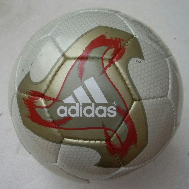 su Momento Vislumbrar Fútbol ⚽ Moderno on Twitter: "CON USTEDES el Balón Adidas Fevernova con el  que se DISPUTÓ el Mundial de Corea-Japón 2002. JUSTO EN LA INFANCIA.  https://t.co/Rm9pNLEue5" / Twitter