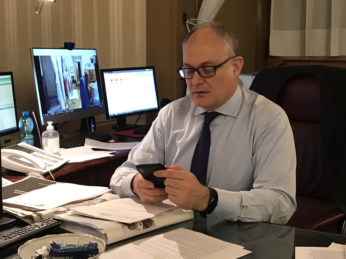 Messi sul tavolo i bond europei, tolte dal tavolo le condizionalita del #Mes. Consegniamo al Consiglio europeo una proposta ambiziosa. 
Ci batteremo per realizzarla. 

#Eurogroup #eurogruppo