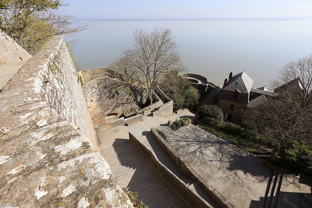 #COVID19 #RestezChezVous 
Aujourd'hui, #LaManche est confinée pour se protéger. Cela donne des scènes que nous n'avons pas l'habitude de voir... Mais c'est pour mieux les retrouver après.
Voici le Mont Saint-Michel comme vous ne le verrez peut-être jamais plus ! 🌟 (1/2)