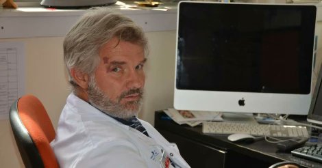 le_Parisien's tweet photo. #Coronavirus Un chef en réanimation ulcéré par «tous les abrutis» qui ne respectent pas le confinement 

➡️ Il donne 40 bonnes (et violentes) raisons de changer d'attitude ‌> https://t.co/y4sxK0YRll https://t.co/1HWRLA6QV7