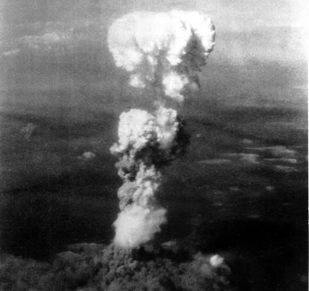 32 - Primeiro bombardeio atômico da história. Em 6 de agosto de 1945, a cidade de Hiroshima foi devastada pela bomba atômica de fissão denominada Little Boy, lançada pelo governo dos Estados Unidos. A bomba deixou mais 258 mil mortos e feridos.