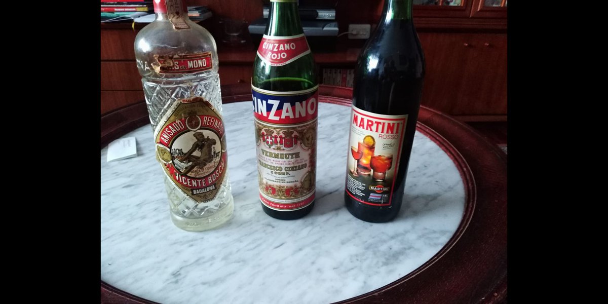 gorkamiranda's tweet photo. La botella de Cinzano tiene etiqueta del corte inglés  195 pesetas... Creo que es de 1975 aprox  #ConfinadosCaducados https://t.co/RzYmlEzCWF