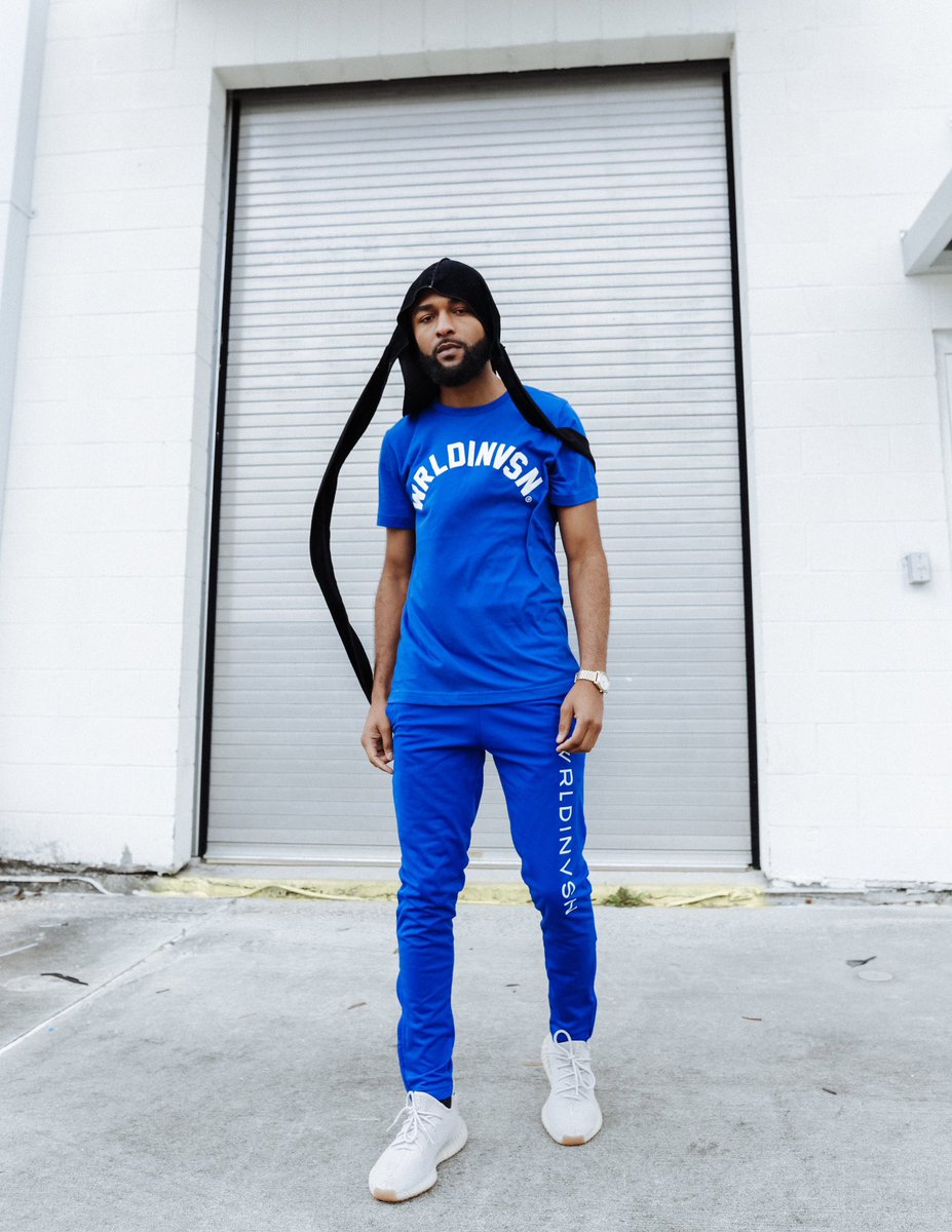 xMARLONWATTSx's tweet photo. 👋🏽 Comment your favorite color for your change to win a FREE shirt. #RedvsBlue https://t.co/cyY7gF4ypB