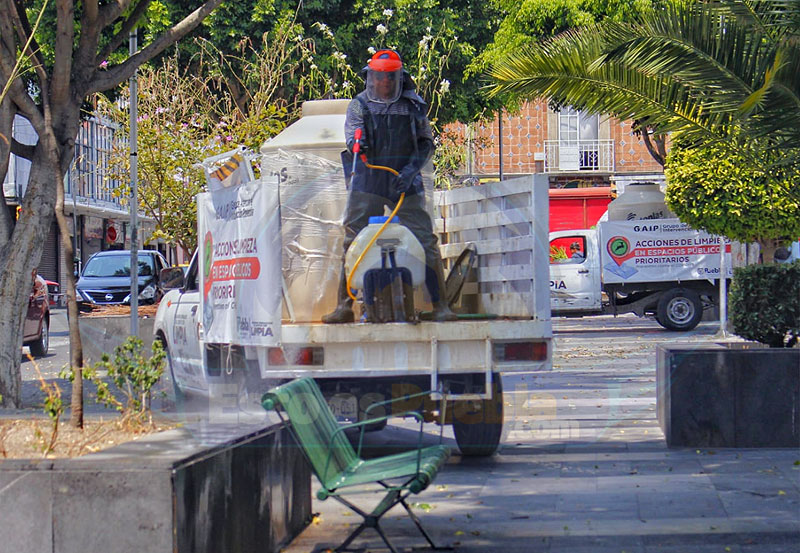 estoespuebla's tweet photo. Cuadrillas de desinfección por parte de @LimpiaPuebla trabajan en el Parque del Carmen y lugares abiertos para la limpieza adecuada de superficies y estructuras 

#QuedateEnCasa 🏘️⚠️ / @RandolphKraker @Alejandr0_Bravo https://t.co/9d2bANdVb5