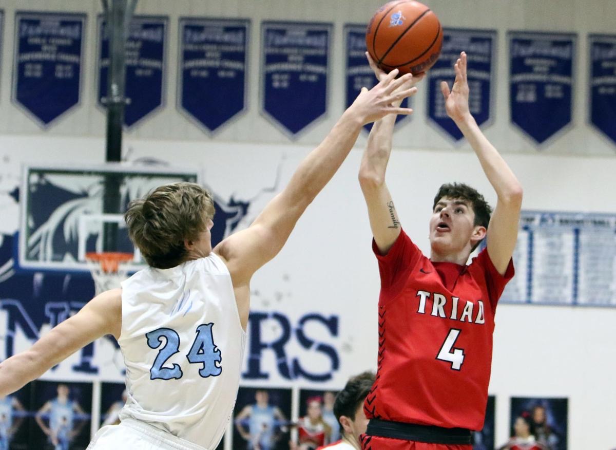 PodcastMetro's tweet photo. Today's MESPYs go to East St. Louis boys hoops and Triad' Luke Cox. The Flyers (21-11) advanced to the 3A Mount Vernon Sectional finals. Cox led Triad at 23.1 ppg, was honorable mention AP and second team IBCA all-state. @Lukecox_ @BasketballTriad @TriadKnights @ESTLFlyersbball https://t.co/MlJf8Zst99