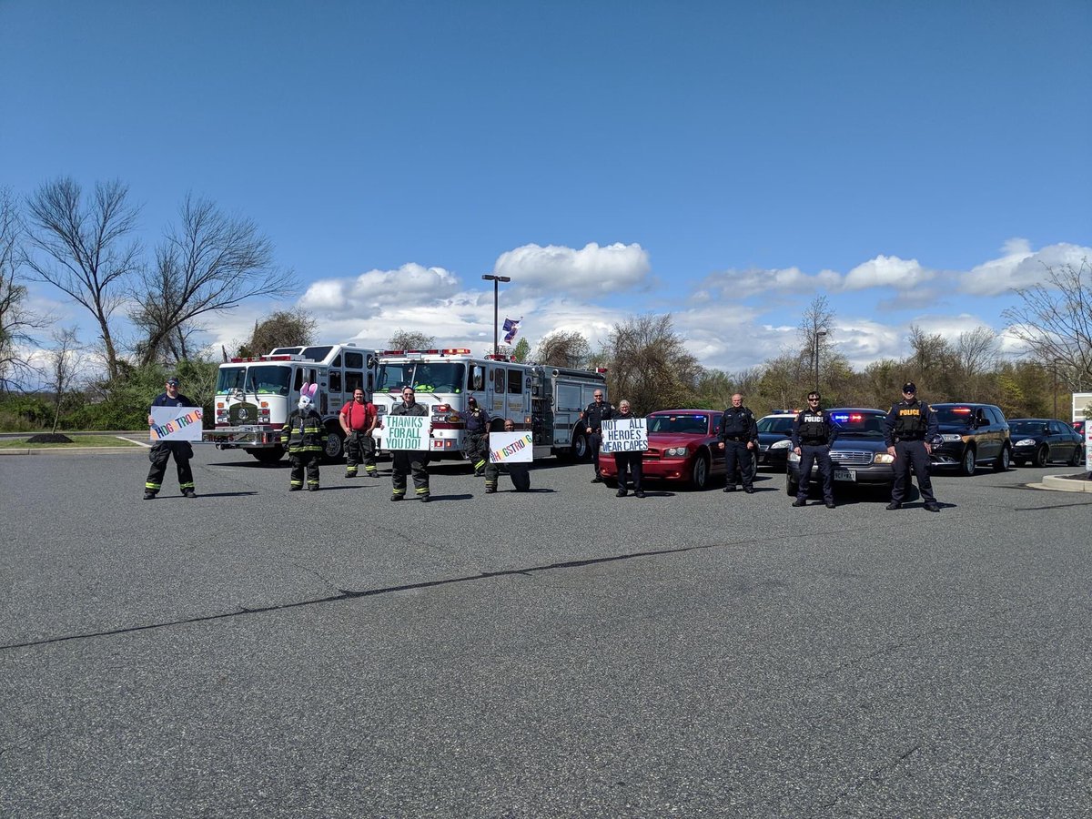 SusquehannaHose's tweet photo. #SHCo members, along with @HdGPolice, showed their support to the Lorien Nursing Home staff this afternoon. While showing support from the parking lot, we also donated lunch from Pat’s Pizza for their staff to enjoy. #HavredeGrace #HdG #HdGStrong https://t.co/swr1nHjDe8