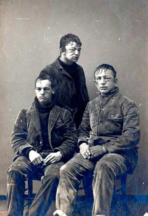 39 - Estudantes de Princeton após uma luta de bolas de neve entre calouros e veteranos, em 1893.