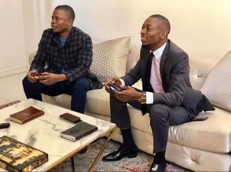 KystenChauke's tweet photo. #Dzedze How ar you Man of God?TheAuditor " am blessed n u papa"
#Dzedze '' that idiots has extended two more weeks 🤔''
TheAuditor '' yes papa ''
#Dzedze " your thoughts please"
TheAuditor " nothing"
#Dzedze " don't worry I've to release another video"
TheAuditor " i receive https://t.co/v0YumRPoCO