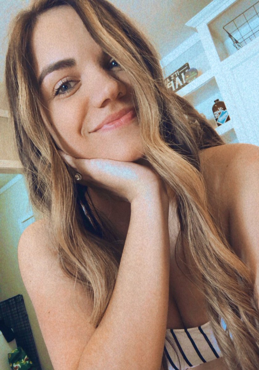 Linsss23's tweet photo. Curled my hair just to go tan in my yard.. so enjoy🤪 https://t.co/UUKhp4qu8v