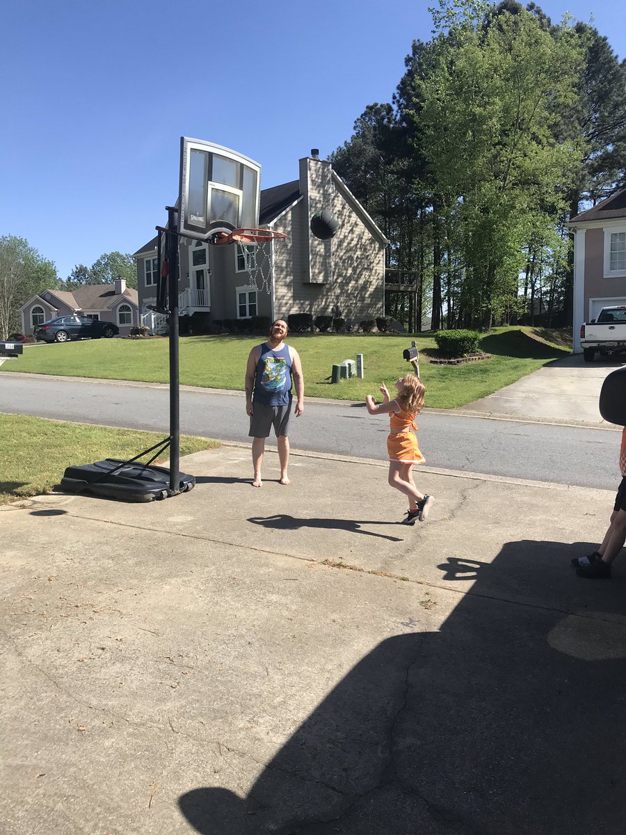 jaydenjordanR's tweet photo. @AcworthPE basketball lessons with Dad https://t.co/bxZYH3nRjy