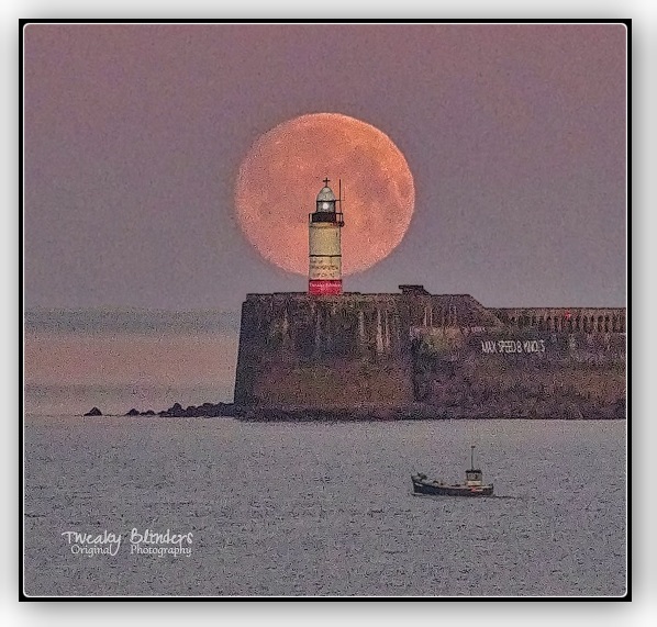TweakyBlinders's tweet photo. Pink MoonSet at Newhaven, East Sussex @NewhavenMarine @BBCWthrWatchers @BBCSussex @carolkirkwood @Kate_Kinsella @Weatherwithlucy @LucyWeather @itvmeridian @SussexWeather @SussexLifeMag @newshaven @holycow_seaford @pad2pad @hairymash #newhaven #moon #PinkMoon #TweakyBlinders https://t.co/5k2XwGSwjV