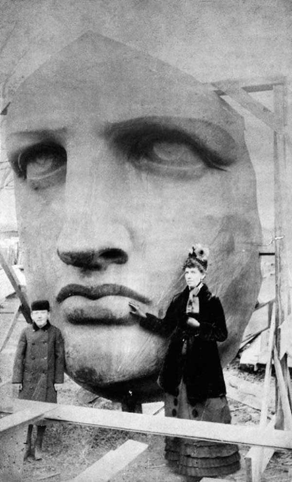 42 - Desembalando a cabeça da Estátua da Liberdade, 1885.