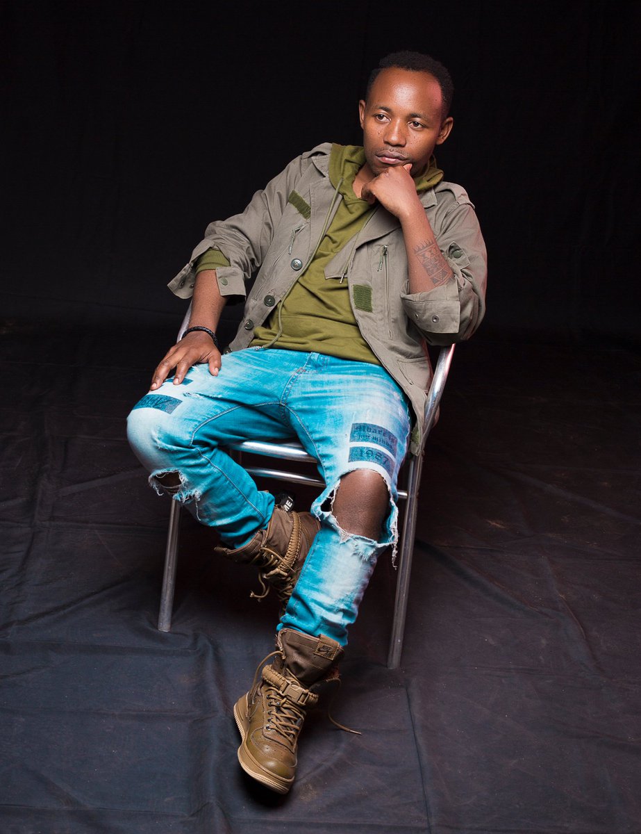 KivuStars's tweet photo. Bonsoir mes frères je voulais juste vous annoncer que bientôt je veux lancer mon nouvel album intitulé #l'état #time #wakati n'oublie pas des s'abonner sur ma chaîne youtube Kivu stars partagez abonnez-vous  ça va nous aider beaucoup merci https://t.co/WmSfA9VSjx