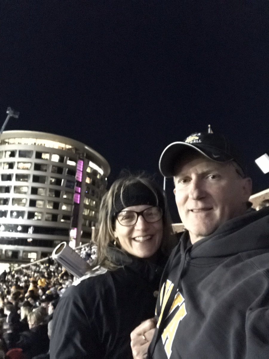 @lucyrohdenTV <a href="/UIchildrens/">UI Health Care Stead Family Children's Hospital</a> is always a bit of sunshine - day or night - with Drew’s lamps shining bright! Go Hawks!