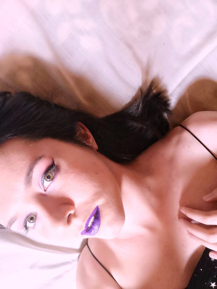 juditgomez's tweet photo. Me aburro en la cuarentena y he tenido la idea de hacer un make up por cada color del disco de J Balvin.
Empiezo por:
MORADO https://t.co/JpRiJvJeTu