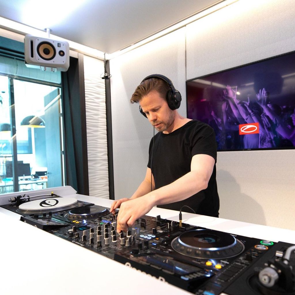 TranceAttack's tweet photo. Listen A State Of Trance 959 (09.04.2020) with @FerryCorsten, @RodgMusic & @ReOrderDJ here again! #TranceFamily #TranceAttack #WeLoveTrance #ASOT959 https://t.co/HxQjhvhdWL https://t.co/rXPtyq3Xx5
