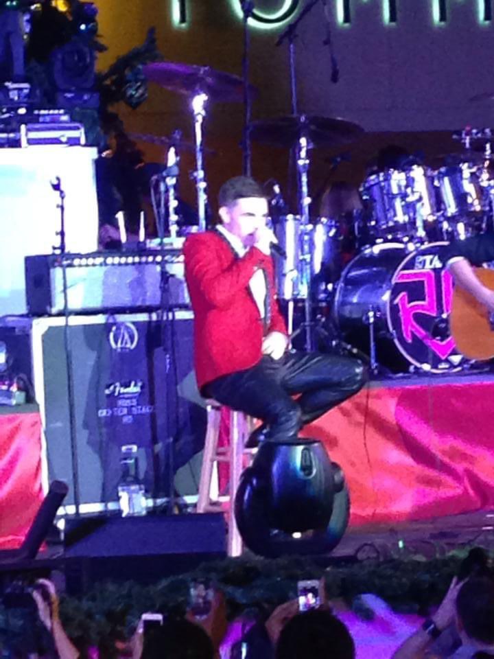 It s Thursday so to when I got to see Jesse McCartney perform. Also happy birthday 