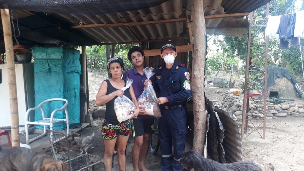 colombianFiref1's tweet photo. @fcarrilloflorez @PGN_COL hasta la fecha de hoy hay más de 400 cuerpos de Bomberos Voluntarios en Colombia que vienen trabajando con las uñas, sin que los Alcaldes Municipales hayan firmando un convenio y/o contrato para el servicio público escéncial de Bomberos y ahora COVID-19 https://t.co/a566uwfA3N