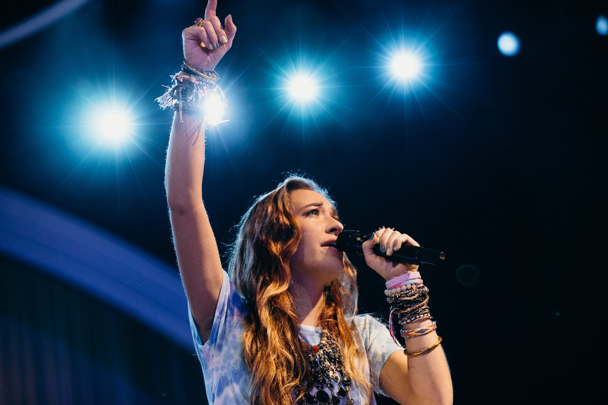 Lauren_Daigle's tweet photo. Tomorrow for Good Friday I’ll be performing during a live evening service, and I would love if you joined 💐 Tune in tomorrow at 5PM EST to https://t.co/RW04da6SlT https://t.co/rK0rAj35ke