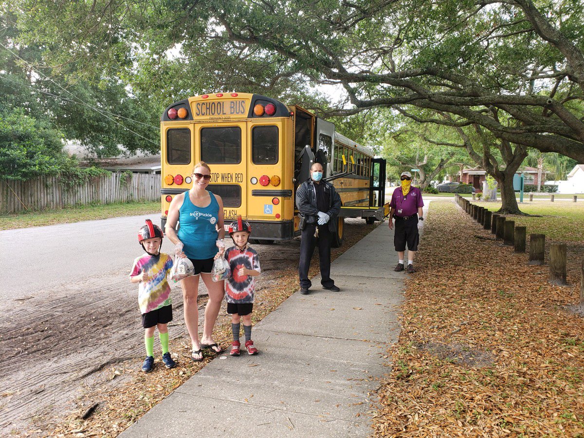 HillsboroughSch's tweet photo. 🍎 1 MILLION MEALS! 🎉

Today, we surpassed 1 million Grab-and-Go meals served to our students since school closures began. Thank you to our Student Nutrition Services team for tirelessly working to make sure children have access to nutritious meals during virtual learning! https://t.co/qnT53wqzPe