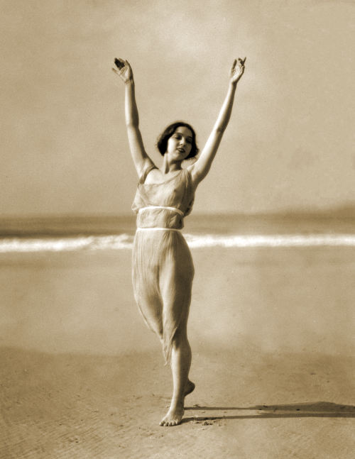 T__twitt's tweet photo. 1923 Miss Margaret Severn Dancing on Beach https://t.co/qgfw1G6jiZ
