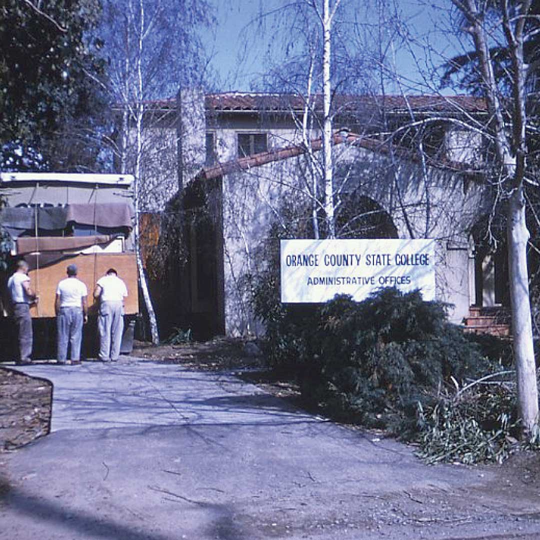 csufalumni's tweet photo. The wonderful George G. Golleher house before it was home to the #AlumniAssociation how many of you have visited this historic house?
#CSUFalumni #FullertonTitans #GolleherHouse #Cal #State #Fullerton https://t.co/6Lw0hkPdZM
