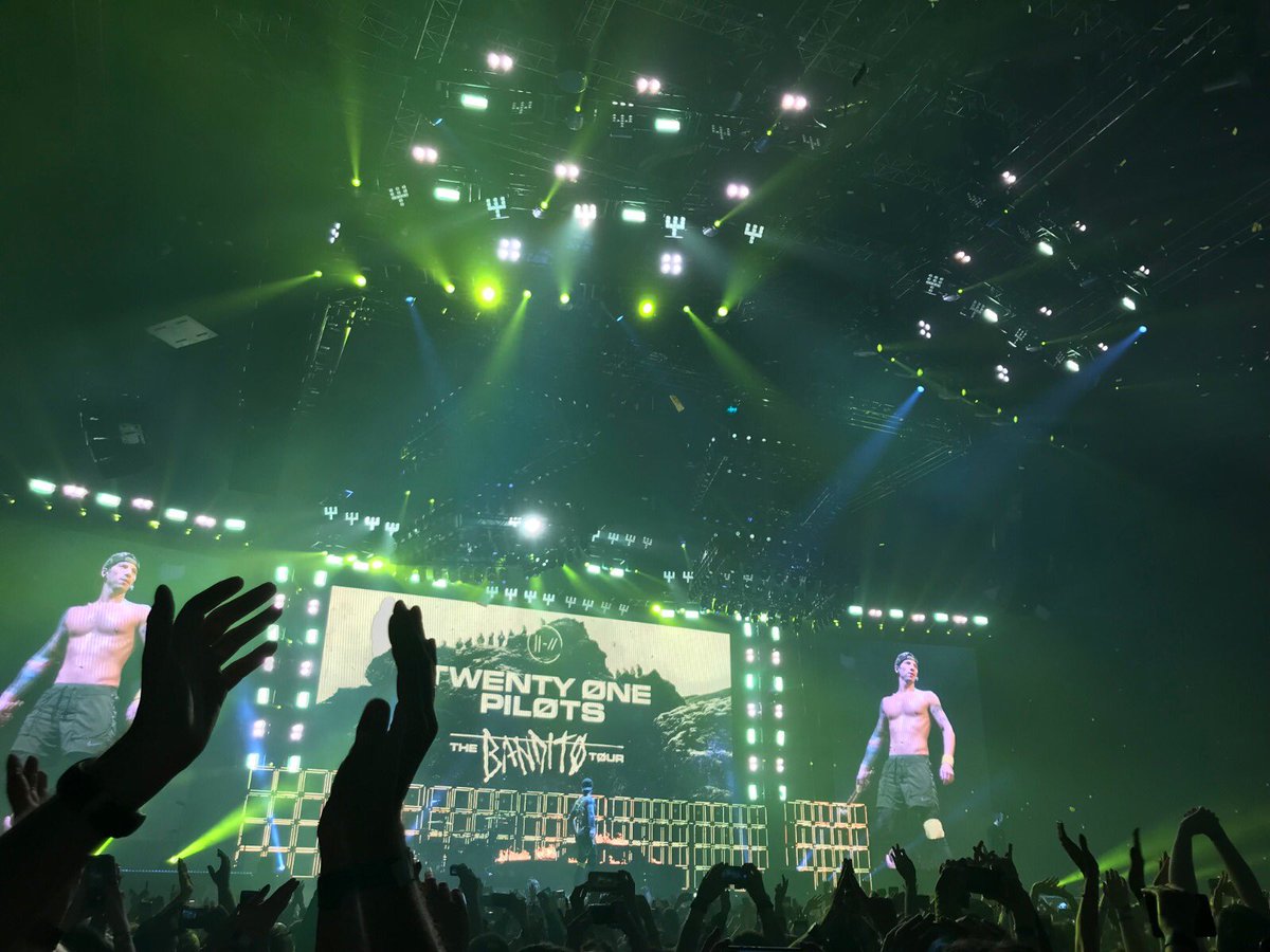 werka_athletics's tweet photo. Najlepszy koncert w moim życiu 💛 #TOPlevelofTB https://t.co/81qLkX4ln1