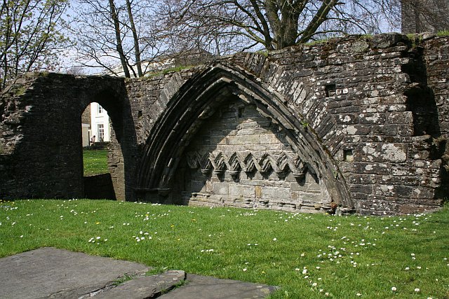 Tavistock Abbey was a bit of a mindbender but I think this conjectural imagining is a bit hard to fit into the space what we have (Benedictine, £911 gross, so not small potato). Had a bash at plan. NW corner of cloister in churchyard fanciest bit we have left