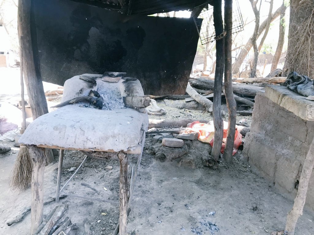 taniasandinista's tweet photo. El fuego ya apagado, la ceniza dormida en un fogón de antaño...
Humilde, donde se cuecen los sueños y el mañana.
En una casita cualquiera de playa cualquiera. Hogar y familia. #NicaraguaSencilla.

PD: La sopa de frijoles ya está!!

📸 @superfrog89 

#NicaraguaVsCovid19 
#PLOMO19 https://t.co/XzrhaOhOVA