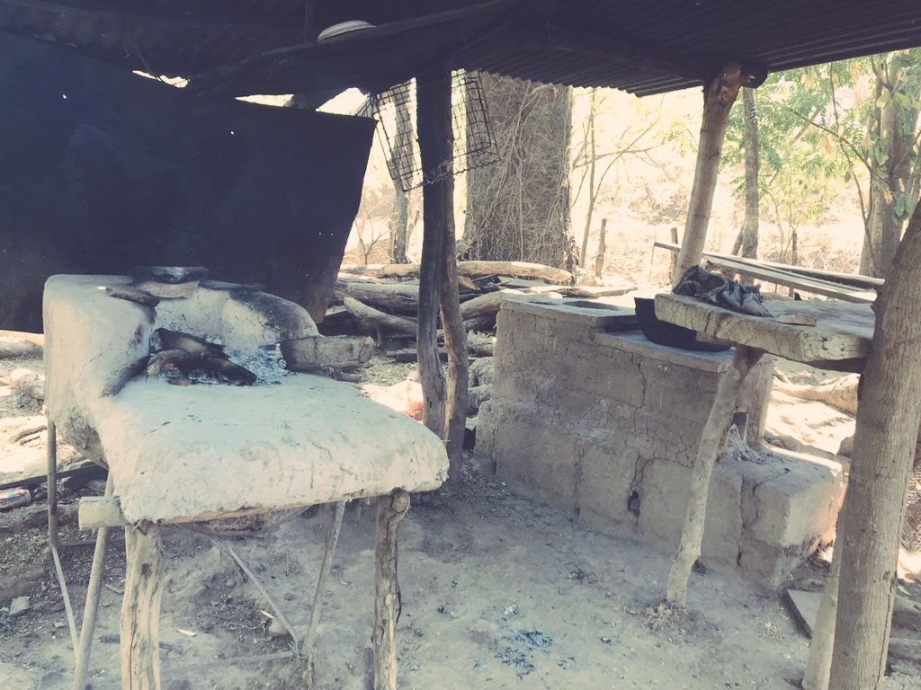 taniasandinista's tweet photo. El fuego ya apagado, la ceniza dormida en un fogón de antaño...
Humilde, donde se cuecen los sueños y el mañana.
En una casita cualquiera de playa cualquiera. Hogar y familia. #NicaraguaSencilla.

PD: La sopa de frijoles ya está!!

📸 @superfrog89 

#NicaraguaVsCovid19 
#PLOMO19 https://t.co/XzrhaOhOVA