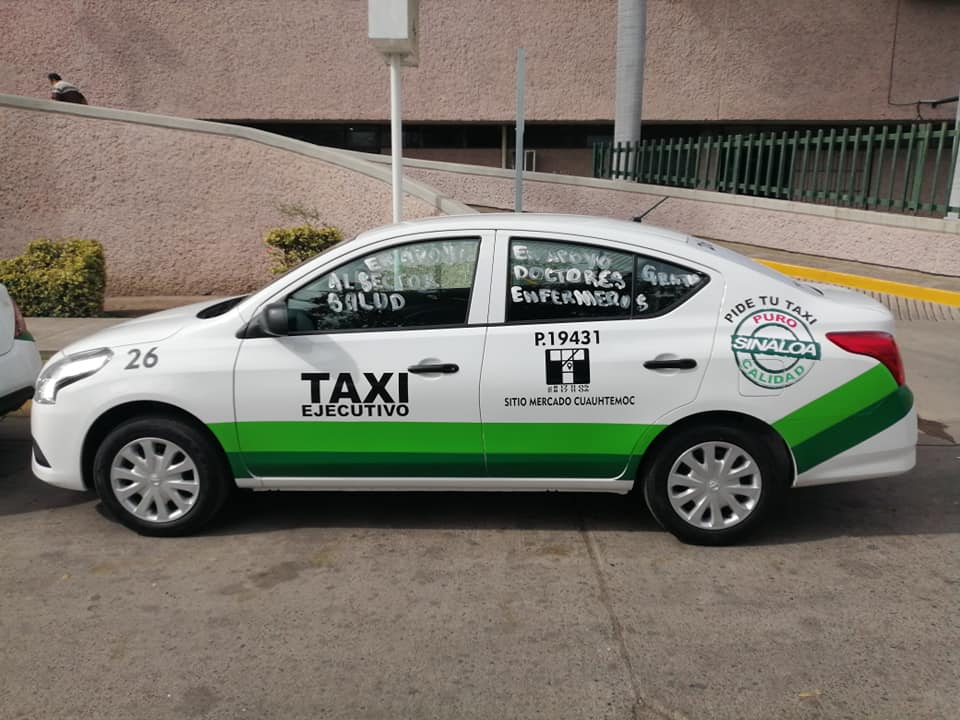 ELDEBATE's tweet photo. Taxistas de Los Mochis, Sinaloa, México ponen el ejemplo: trasladan GRATIS a trabajadores del sector salud. Imágenes afuera de la clínica 49 del IMSS ¡Gracias! #COVID19 #CoronavirusMx #coronavirus 

Fotos: Andres Guzmán https://t.co/TzhAlr1uyl
