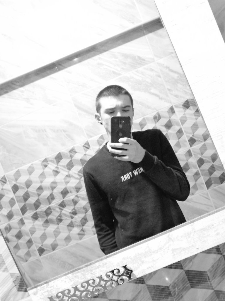 Ayna karşısında fotoğraf çekinecek kadar bunalıma girmiş olabilirim😂