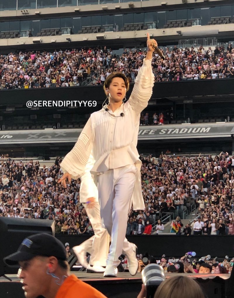 There& #39;s a lot of kitty hand Jimin. Truly iconic era.