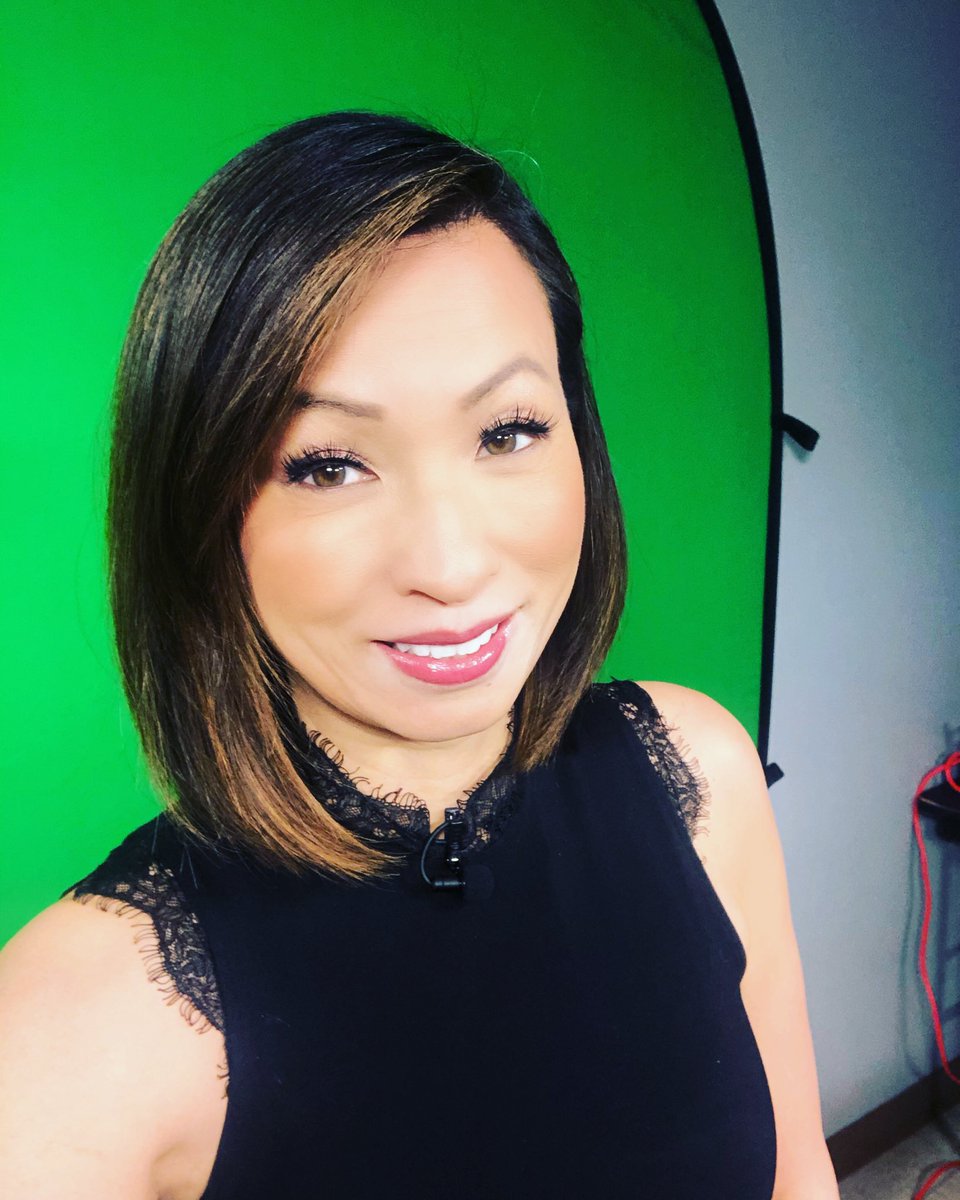 SharonChenTV's tweet photo. #Green it’s all I’ve got, for now and the unforeseeable future.  Join me anyway... @wowt6news #firstatfour #liveat630
#virtualsetlife #coronavirus #socialdistancing #doingourpart #wowt6news #anchor #womenonair
@4WomenOnAir https://t.co/KPmlaqVNGp
