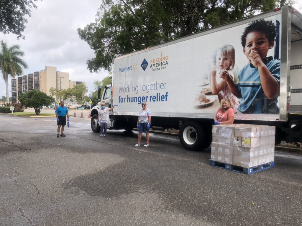 UWSuncoast's tweet photo. These amazing volunteers helped feed almost 300 families today at a @FeedingTampaBay Mobile Food Pantry in Bradenton. Thank you to @elcmanatee and #Soarin4 for volunteering and connecting families to early learning opportunities. #LiveUnited #volunteer @Manateeschools https://t.co/E4CpW9EG6n